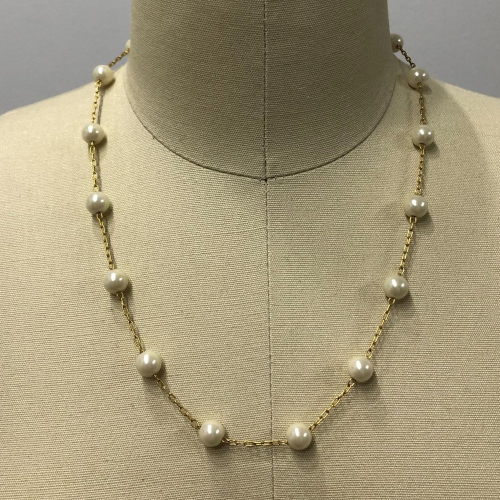 Lightweight faux pearl necklace